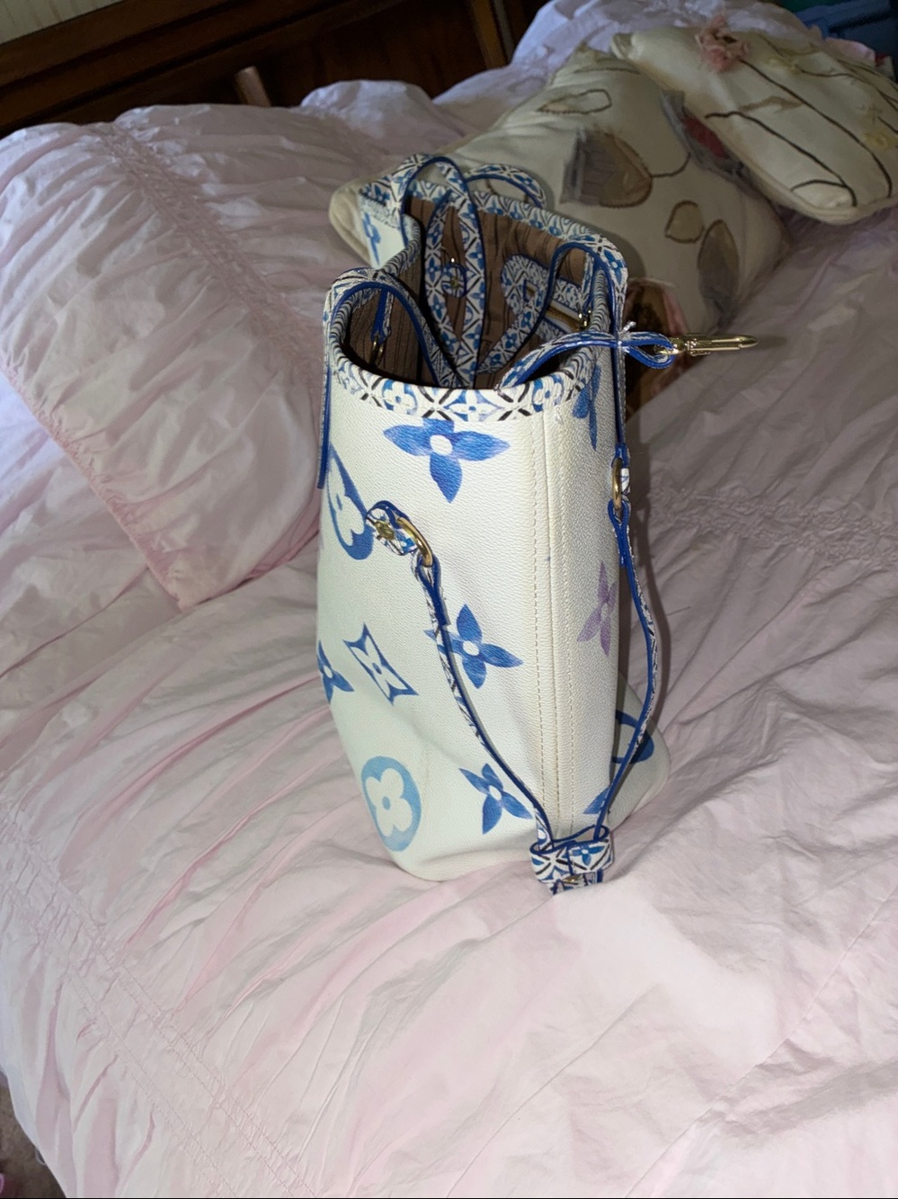 Designer-Style Blue & White Tote with Matching Pouch MM.  Limited edition - Picture 6 of 12